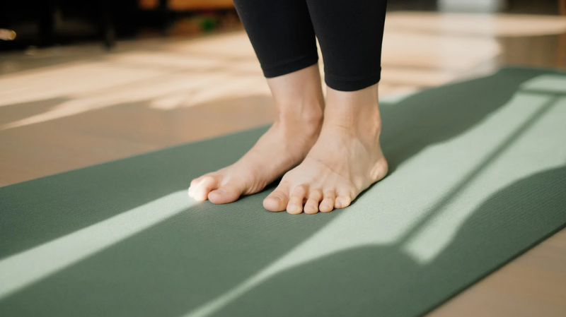 How to Strengthen the Muscles in Your Feet With Exercise & Barefoot Shoes